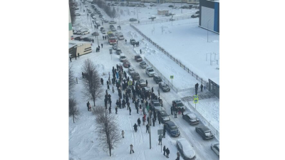 Скорая и полиция у лицея в Нижнекамске, идет эвакуация - первые кадры 22/01/2026 &ndash; Новости