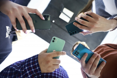 СМИ опровергли фейк о запрете ввоза в Россию iPhone и Samsung