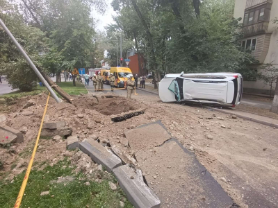 Машина перевернулась после взрыва газопровода в Алматы