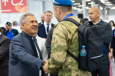 Минниханов пообещал поддерживать профессиональное развитие ветеранов СВО