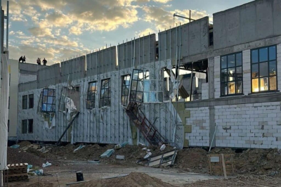 Крыша строящейся школы обрушилась в Кульсары