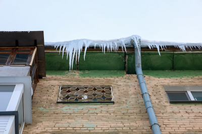 Глыба льда упала на двух свердловчанок и собаку: &laquo;Ребенок чудом не пострадал&raquo;