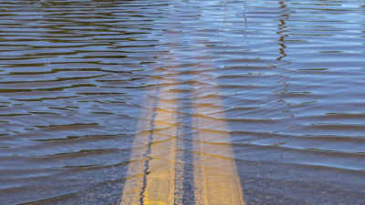 В Аксу затопило улицы из-за прорыва труб