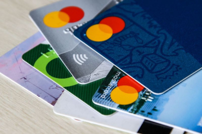 Россиянам рассказали, почему нельзя выбрасывать банковские карты