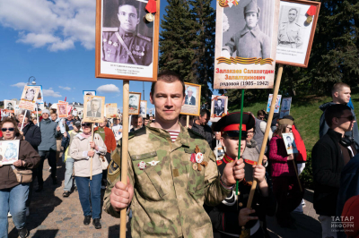 &laquo;Это дань памяти великим героям и единение нашего народа&raquo;: как в Казани прошел &laquo;Бессмертный полк&raquo;