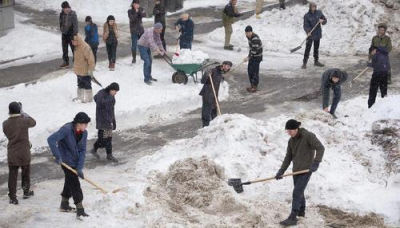 Снежный десант: чиновники предлагают жителям самим навести порядок на улицах