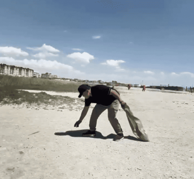 Аким Мангистауской области вышел на уборку мусора у Каспийского моря