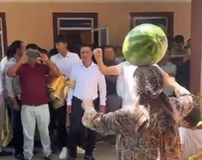 Танец с арбузом на голове взорвал сеть (ВИДЕО)