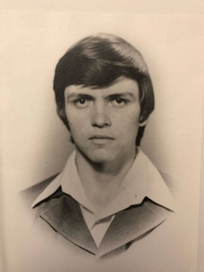 Мэр Челнов поздравил студентов, выложив свое архивное фото 1981 года