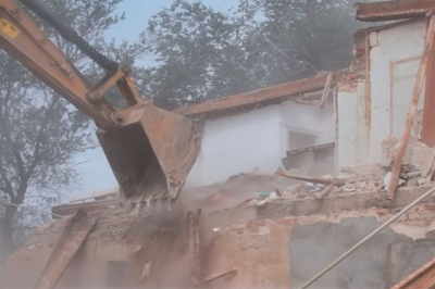 В Атырау сносят аварийные двухэтажные дома