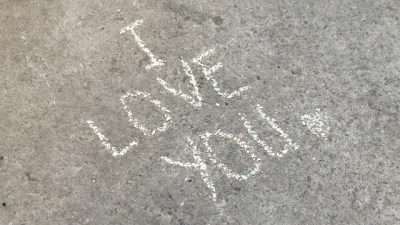 Романтика до первого протокола: за надписи на асфальте к 8 Марта могут оштрафовать