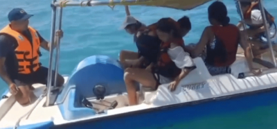 На озере Алаколь катамаран с людьми сломался в 350 метрах от берега