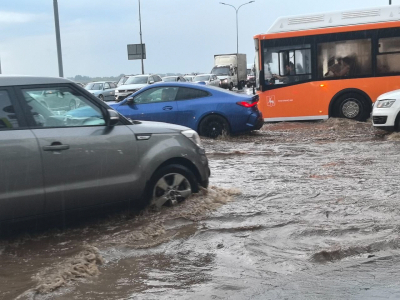 Ливень оставил часть Барнаула без света и подтопил частные дома