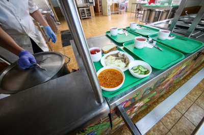 Россиянам рассказали, должны ли школьные столовые принимать оплату картой