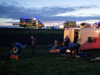 В Татарстане автобус съехал в кювет и перевернулся - 15 человек пострадали