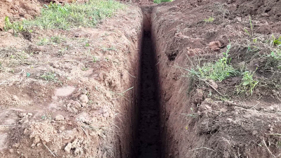 Мужчина упал в траншею в Костанае