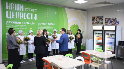 Мэр Казани поздравил с 8 марта коллектив департамента продовольствия 05/03/2026 &ndash; Новости