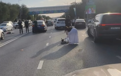 Бабушку с внучкой сбили в центре Актобе. Бабушка скончалась