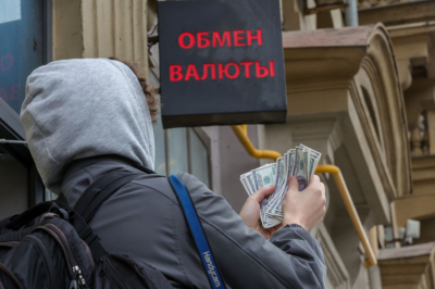 Назван самый выгодный период для покупки валюты перед летними отпусками
