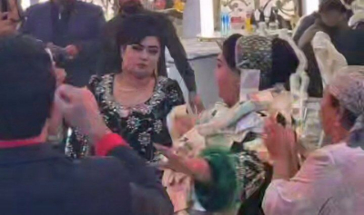 На узбекской свадьбе свекровь &quot;одели&quot; в деньги