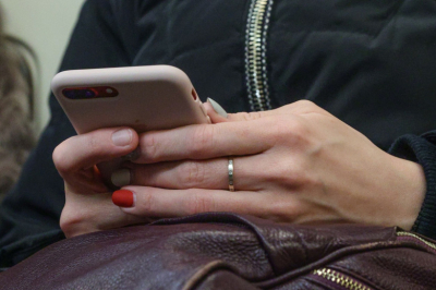 Юрист объяснил, что грозит за отказ показать свой телефон сотрудникам метро