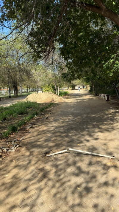 Народный репортер. Газовую трубу прокладывают прямо посередине дорожки на аллее